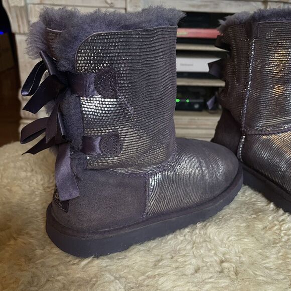 Ugg Bailey Bow Purple Gray Metallic Lizard Suede Sheepskin Ankle Boot 4 US/34EU - Picture 13 of 14